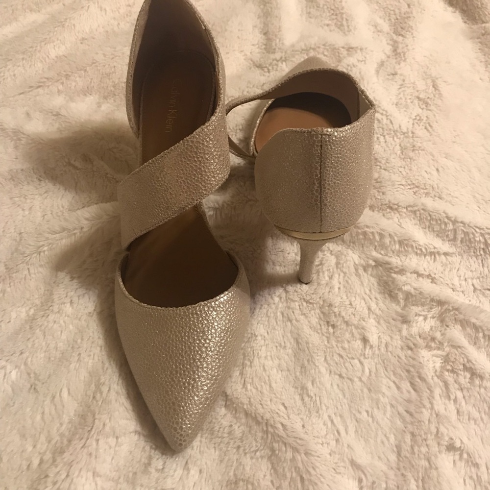 Calvin Klein Gella Stingray Pump -Sand